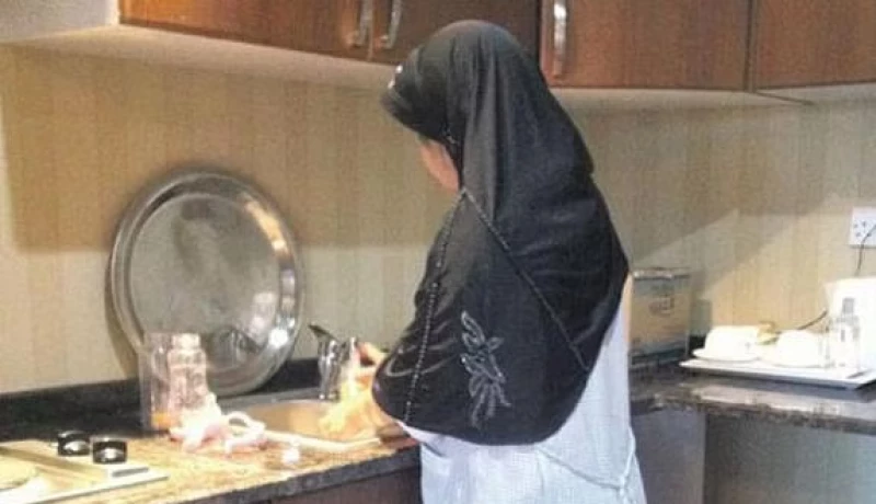 مصيبة كارثية..!! امرأة سعودية قامت بوضع كاميرا مراقبة في المطبخ فتفاجأت مما حدث!!؟