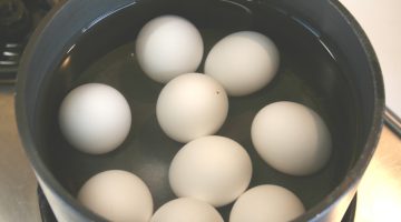 «هتموتي عيالك بالبطئ»… الطريقة الصحيحة لسلق البيض لكي يصبح صحي 100٪!!؟