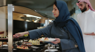 «قصة تقلب كل الموازيين».. زوجة سعودية تعد الطعام لزوجها كل يوم والذهاب به إلى الاستراحة ولكن ما حدث بعدها مفاجأة صادمة